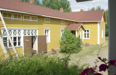 Ojalan kotiseutumuseon päärakennus kesällä. Kuva: Harri Hemmilä. Ojalan kotiseutumuseon päärakennus.