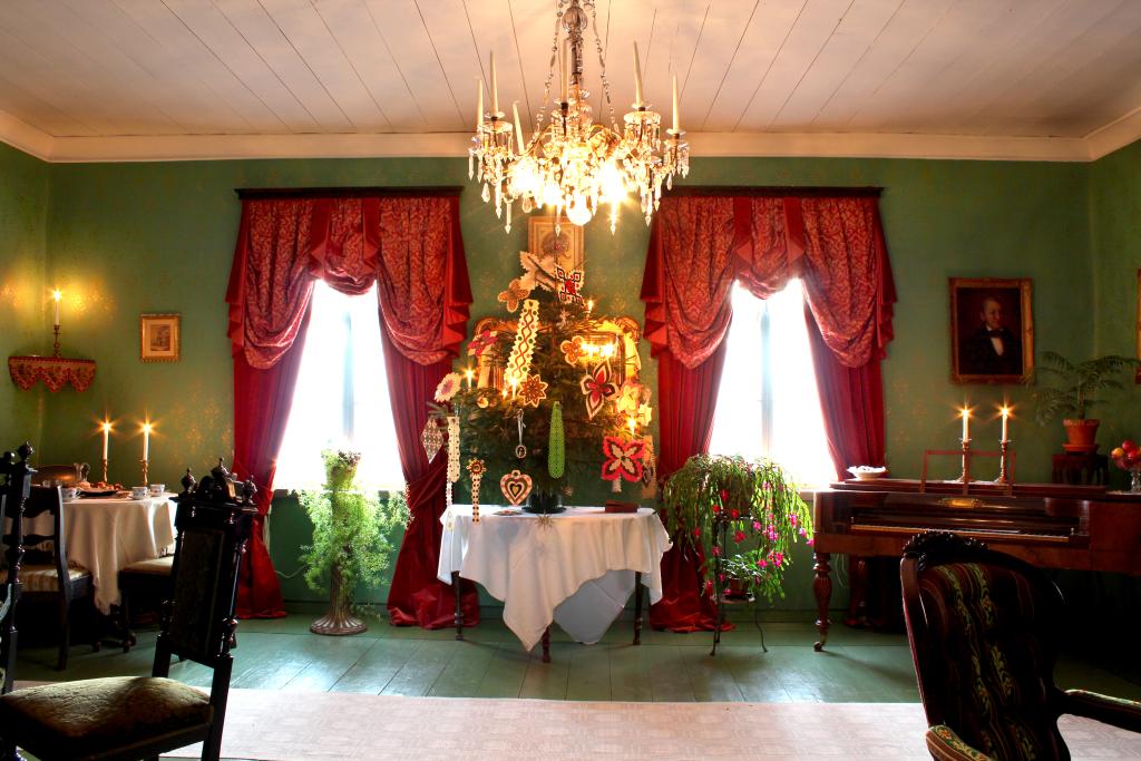 Porvariskodin sali jouluisessa asussa.