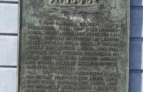 Pakkahuoneen museon seinässä oleva laatta kertoo merimiesten kotiinpaluusta. Kuva: Raahen museo.
