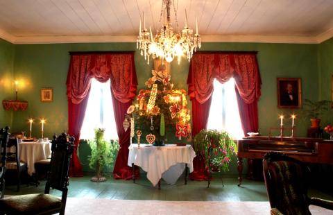 Porvariskodin sali jouluisessa asussa.