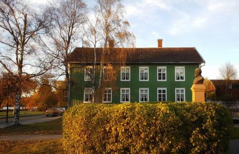 Soveliuksen talo syksyllä. Kuva: Raahen museo