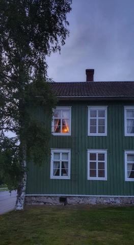 Tarinan mukaan Johan ja Catharina polttivat kynttilöitä ikkunoillaan ikuisen rakkautensa merkkinä. Kuva: Raahen museo