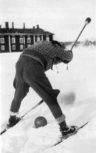 Suksipallon peluuta olutpruukin pihassa vuonna 1932. Kuva: Raahen museon kokoelmat.